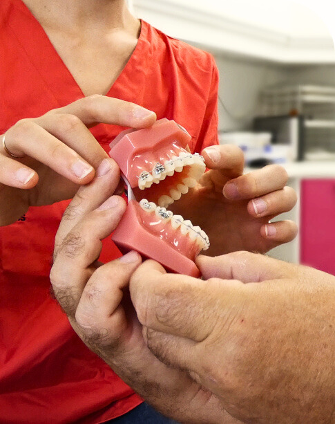 Le Dr Torrens montre un appareillage dentaire à un patient